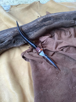 98-22 Female Springbok Short bodice dagger